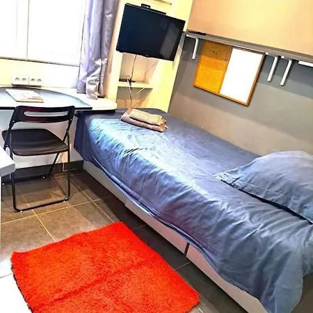 Studette Chabaud Rue